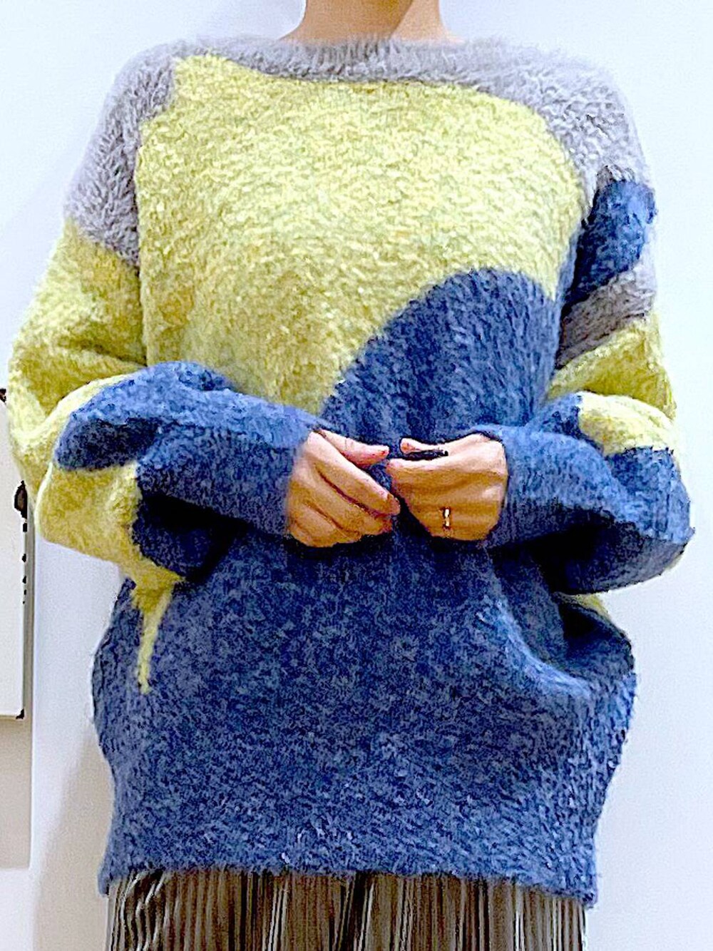 ブラック系のバックパック/リュック、グレー系のスカート、ブラック系のブーツを着用したレディースの冬コーディネートの7枚目の写真