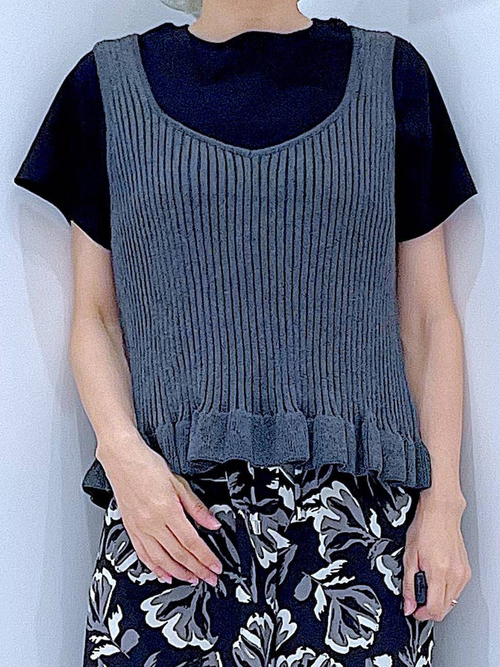 ブラック系のその他パンツ、グレー系のその他トップス、ブラック系のTシャツ/カットソーを着用したレディースの夏コーディネートの7枚目の写真