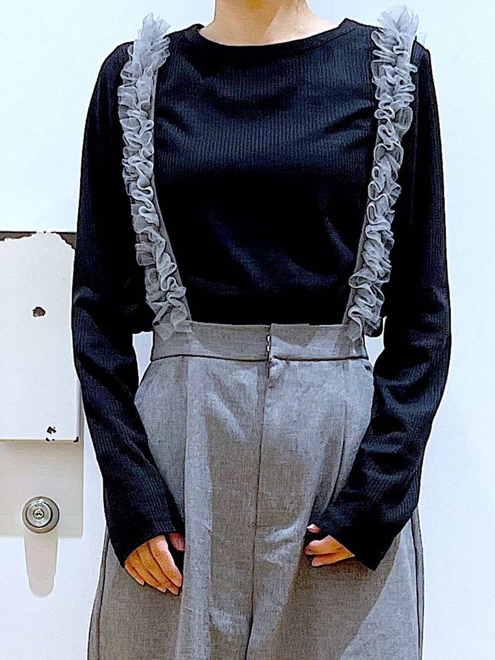 ブラック系のパンプス、ブラック系のTシャツ/カットソー、グレー系のその他パンツを着用したレディースの夏コーディネートの7枚目の写真