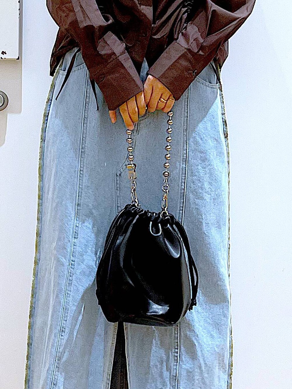 ブラック系のショルダーバッグ、シルバー系のローファー、ブラウン系のシャツ/ブラウスを着用したレディースの秋コーディネートの9枚目の写真