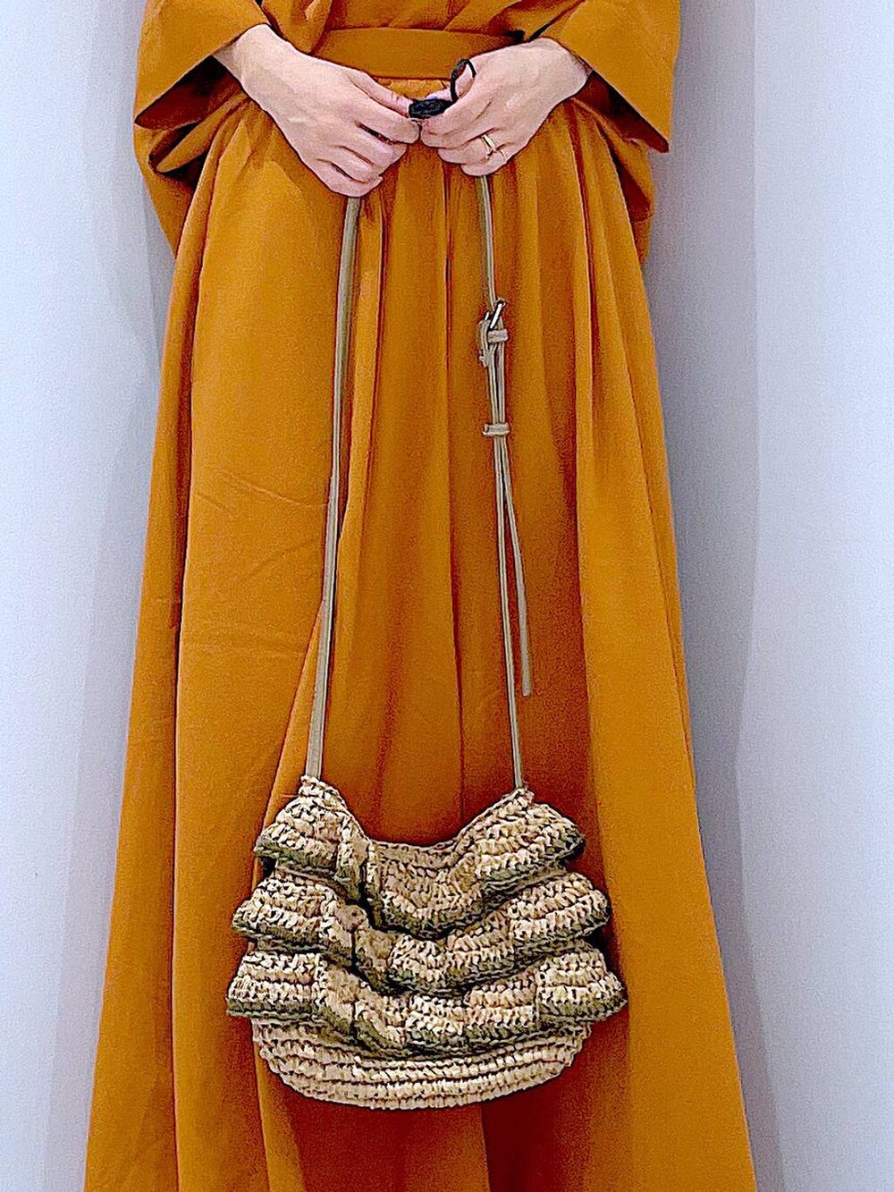 ベージュ系のショルダーバッグ、ホワイト系のサンダル、ブラウン系のその他パンツを着用したレディースの夏コーディネートの9枚目の写真