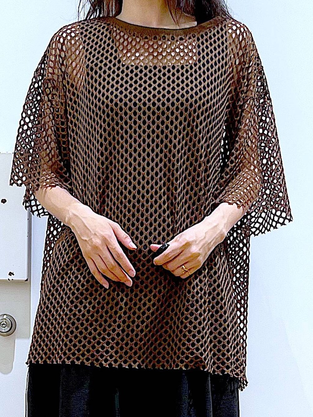 ブラック系のトートバッグ、ブラック系のニット/セーター、ブラック系のサンダルを着用したレディースの夏コーディネートの7枚目の写真