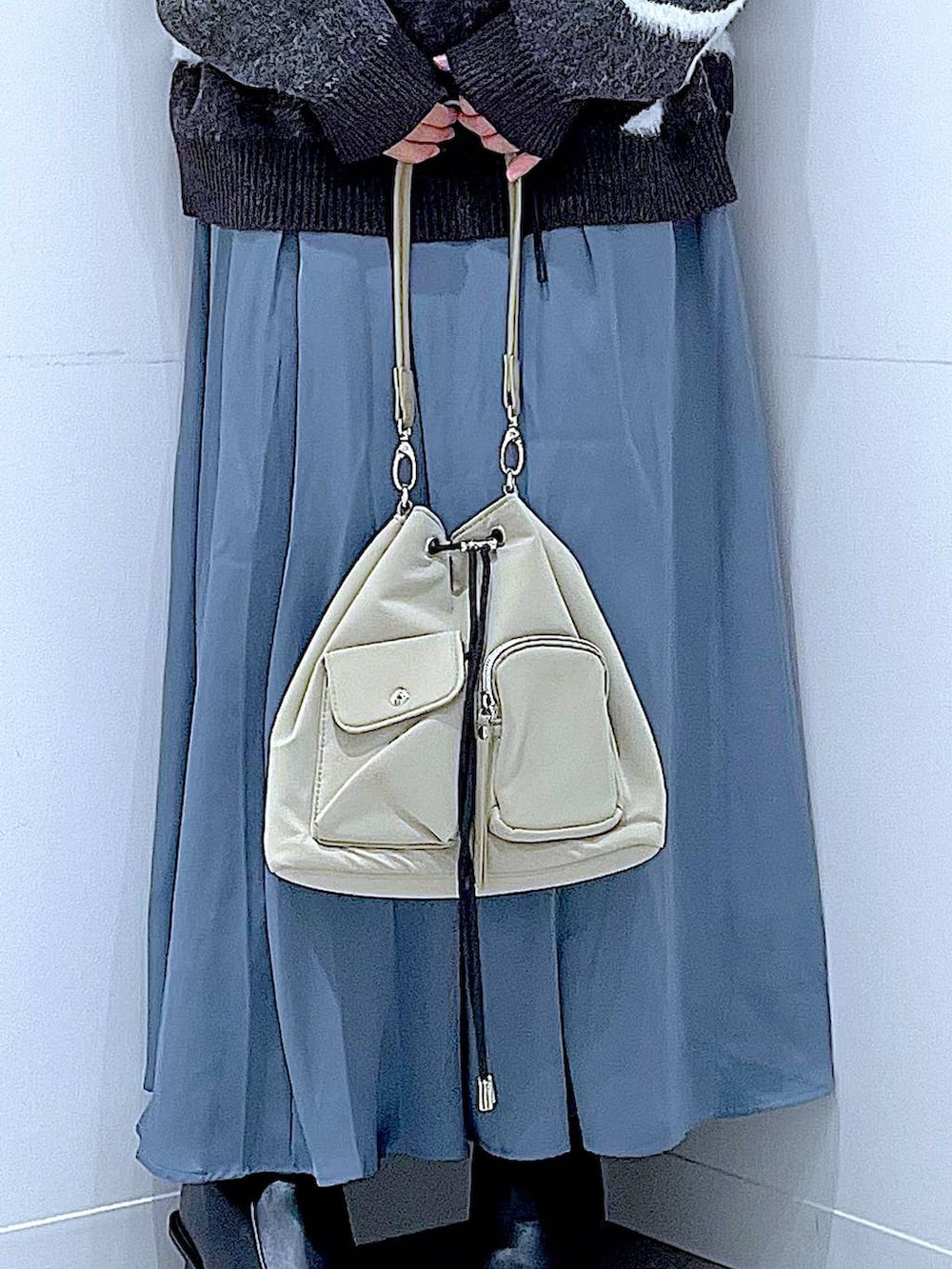 ブラック系のブーツ、グレー系のニット/セーター、ブラウン系のバレッタ/ヘアクリップを着用したレディースの冬コーディネートの9枚目の写真