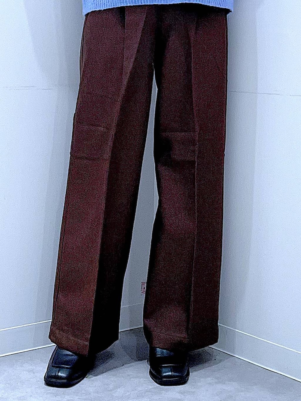 ブラック系のブーツ、ブラウン系のスラックス、ブラック系のショルダーバッグを着用したレディースの冬コーディネートの8枚目の写真