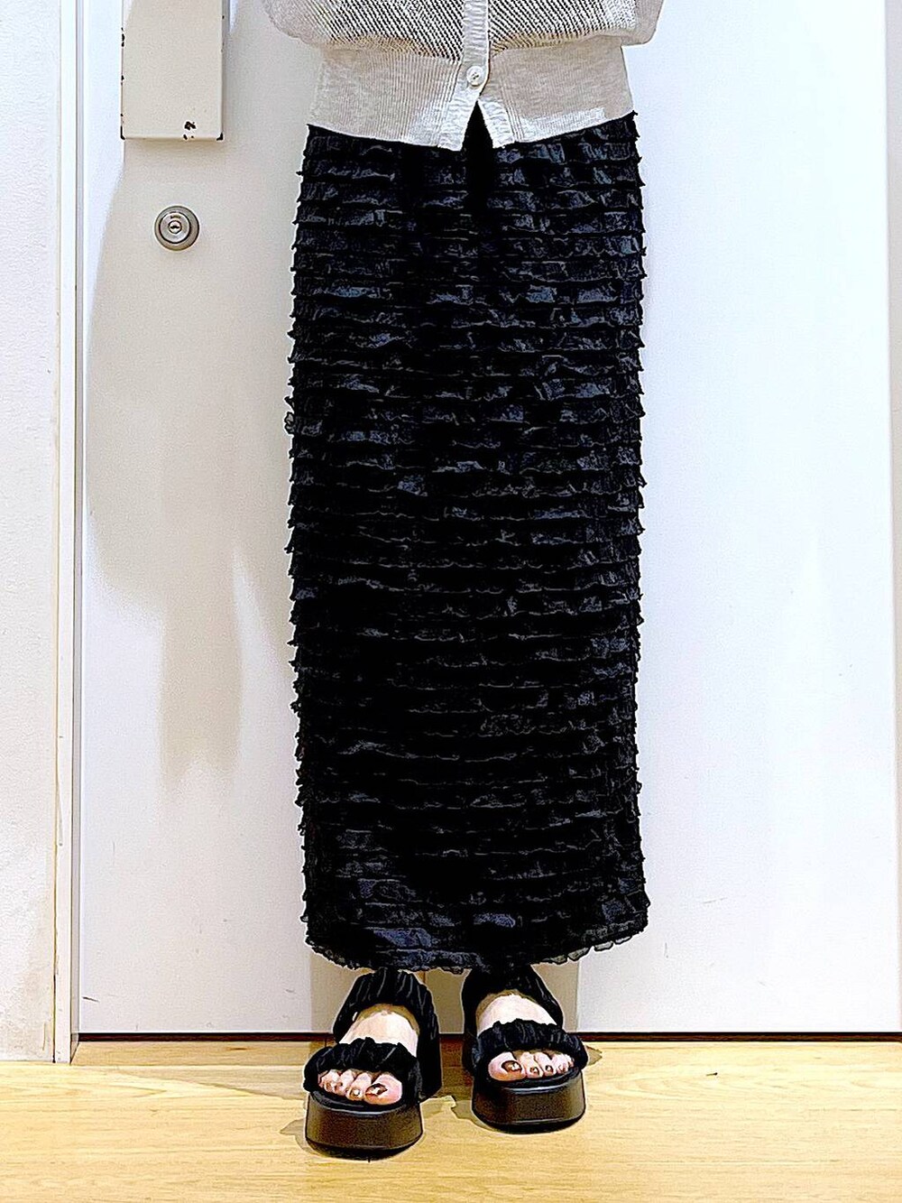 ブラック系のサンダル、ブラック系のショルダーバッグ、グレー系のカーディガン/ボレロを着用したレディースの夏コーディネートの8枚目の写真