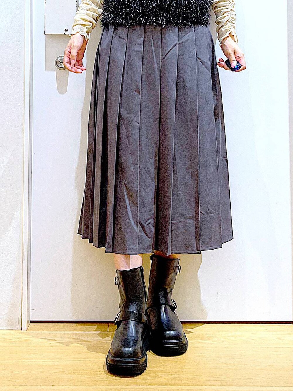 ブラック系のブーツ、ホワイト系のハンドバッグ、ホワイト系のTシャツ/カットソーを着用したレディースの秋コーディネートの8枚目の写真