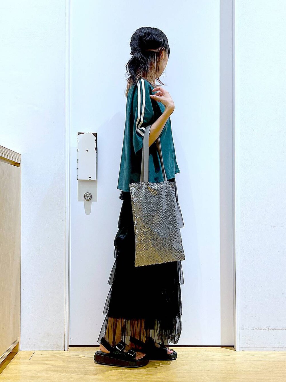 ブラック系のサンダル、シルバー系のトートバッグ、ブラック系のスカートを着用したレディースの夏コーディネートの4枚目の写真