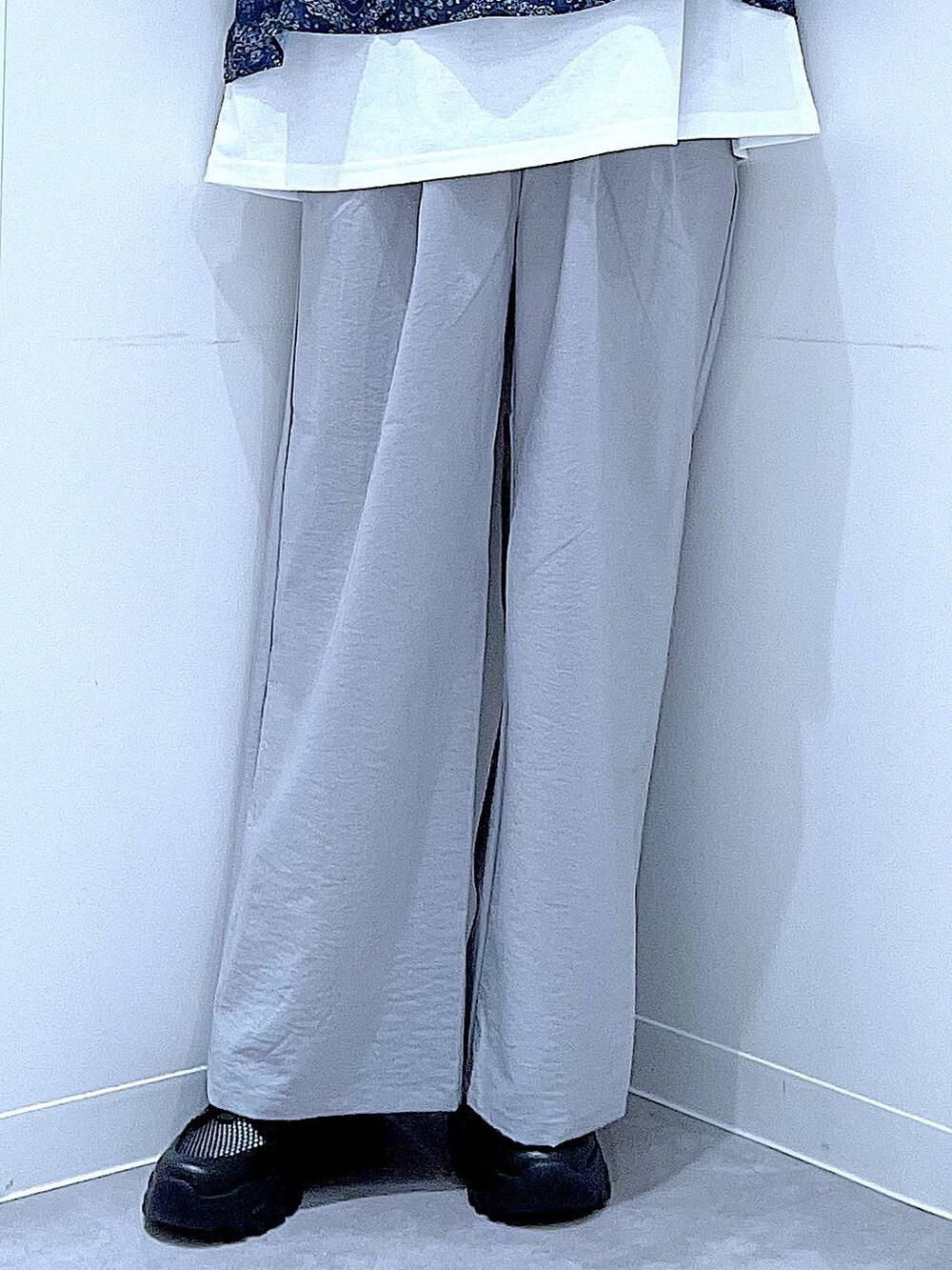 ブラック系のスニーカー、ホワイト系のTシャツ/カットソー、グレー系のその他パンツを着用したレディースの春コーディネートの8枚目の写真