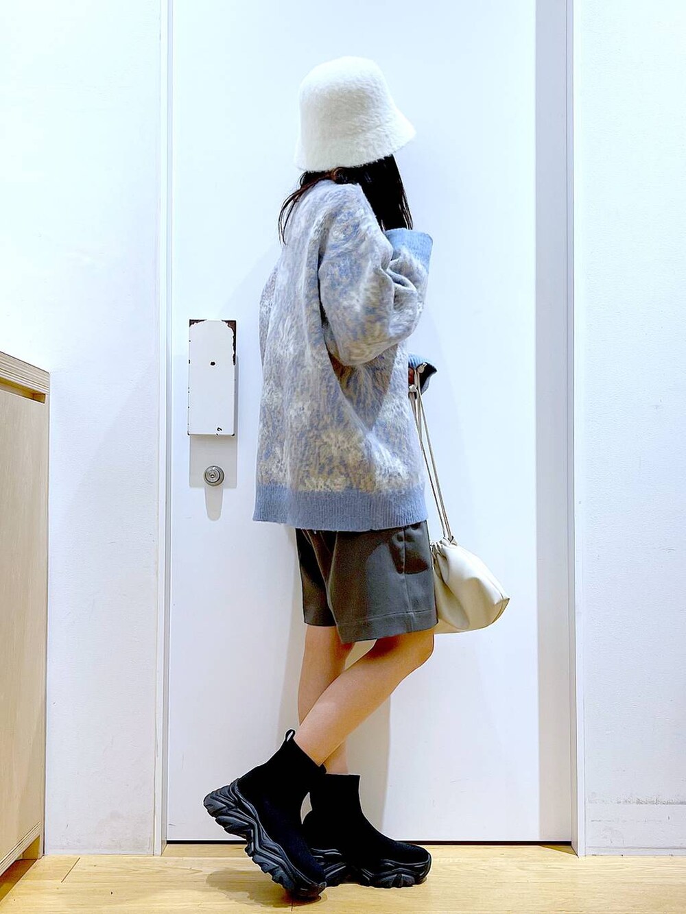 「リラックス、若見え、ゆったり、休日コーデ、骨格ウェーブ、LAKOLE、ユニセックス、ニット、ショートパンツ、ブーツ、ハット、カジュアル、オーバーサイズ、ショルダーバッグ、冬コーデ」｜「LAKOLEのフラワージャガードプルオーバー / 903939（ニット/セーター、ブルー系）」を使った、あおき@LAKOLE海老名さん（レディース・156cm）の冬コーディネートの4枚目の写真
