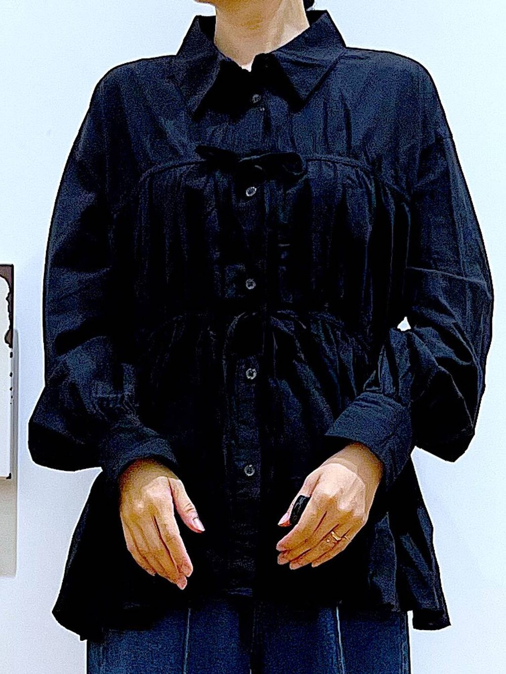 グレー系のショルダーバッグ、ブラック系のローファー、ブラック系のシャツ/ブラウスを着用したレディースの秋コーディネートの7枚目の写真