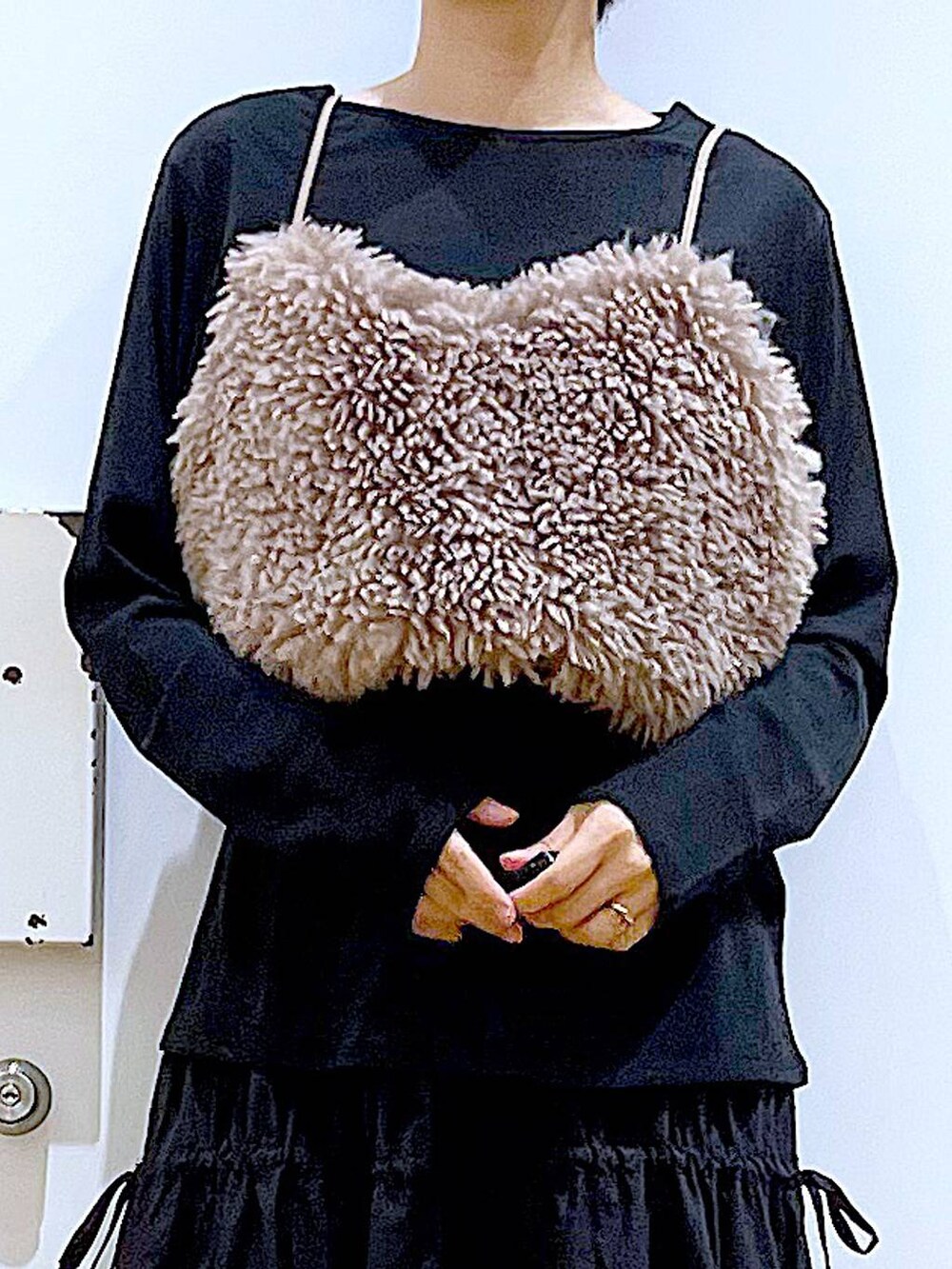 ブラウン系のベスト、ベージュ系のショルダーバッグ、ブラック系のTシャツ/カットソーを着用したレディースの秋コーディネートの7枚目の写真