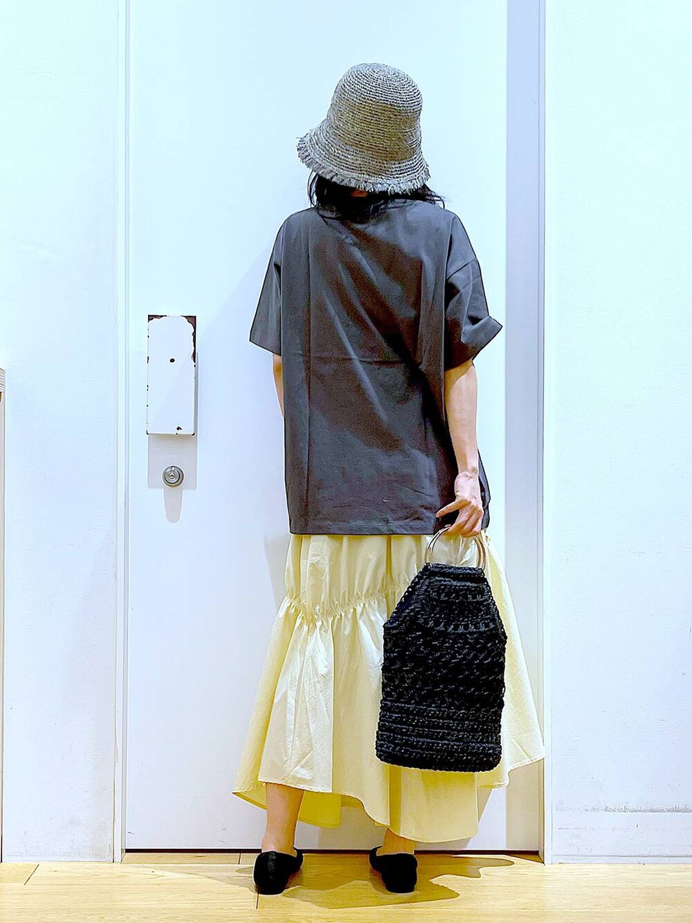 ブラック系のパンプス、グレー系のTシャツ/カットソー、ブラック系のハンドバッグを着用したレディースの春コーディネートの5枚目の写真