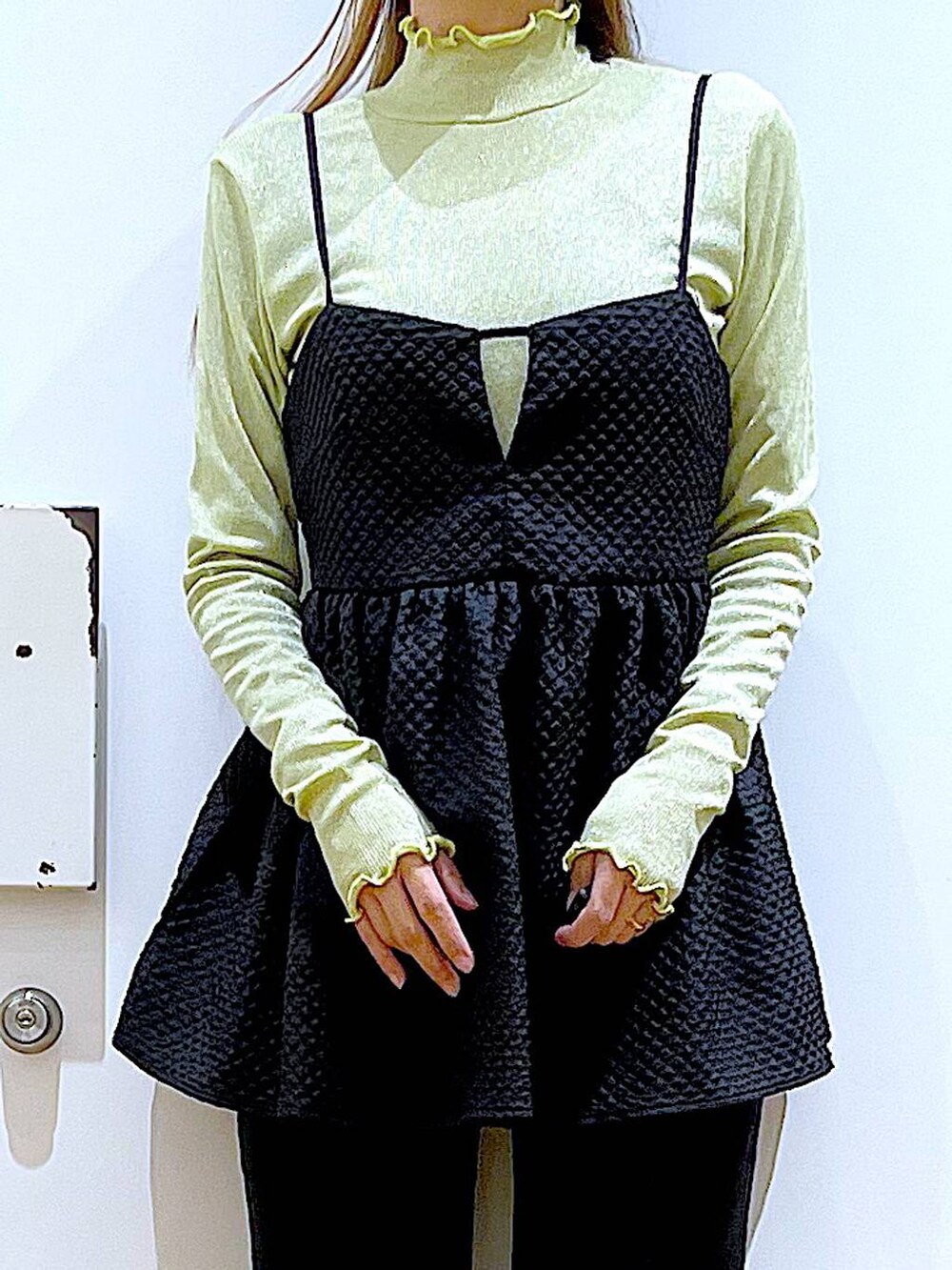 その他のショルダーバッグ、グレー系のデニムパンツ、グリーン系のTシャツ/カットソーを着用したレディースの春コーディネートの7枚目の写真