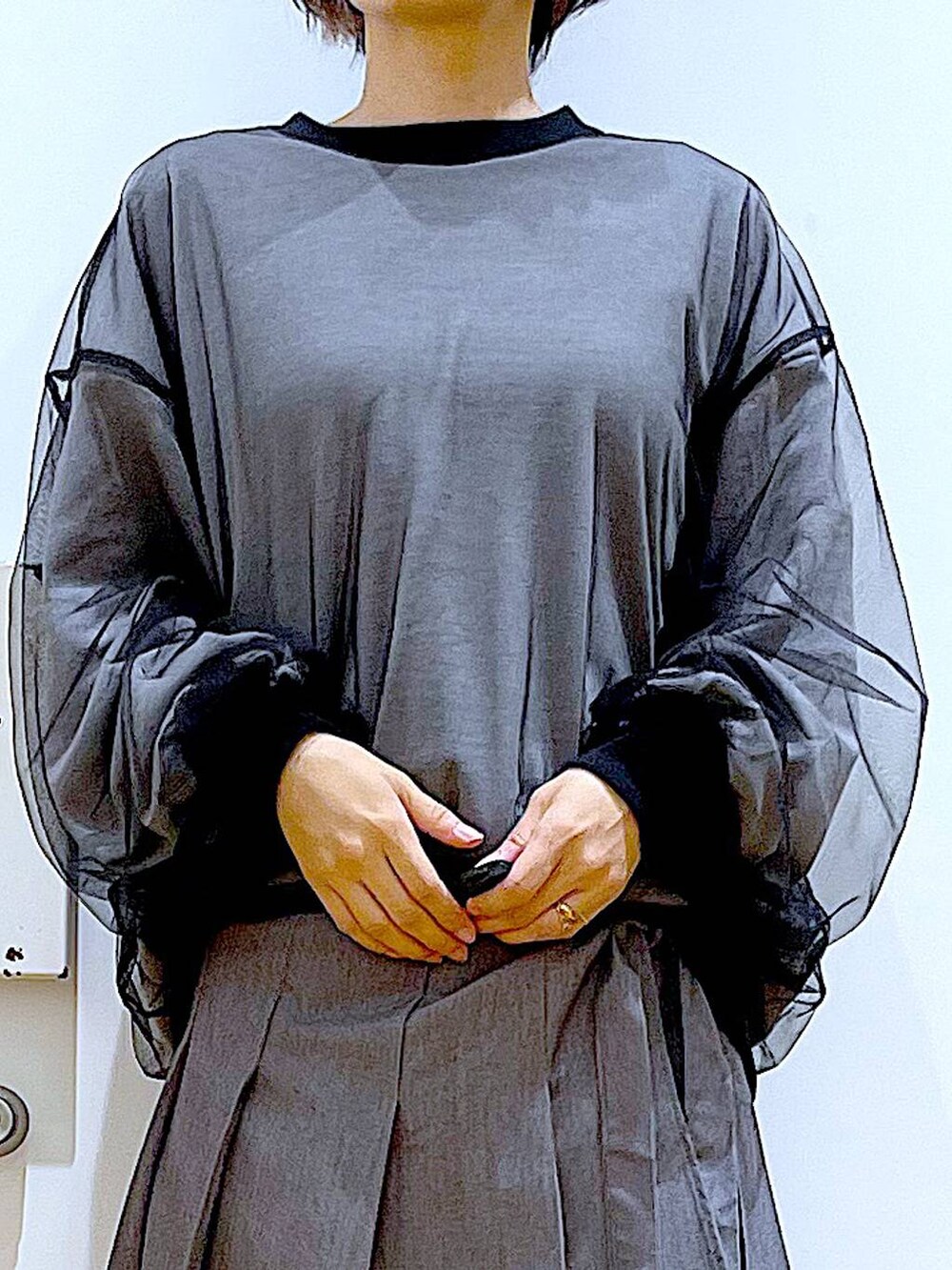 グレー系のスラックス、その他のショルダーバッグ、グレー系のスカートを着用したレディースの冬コーディネートの7枚目の写真