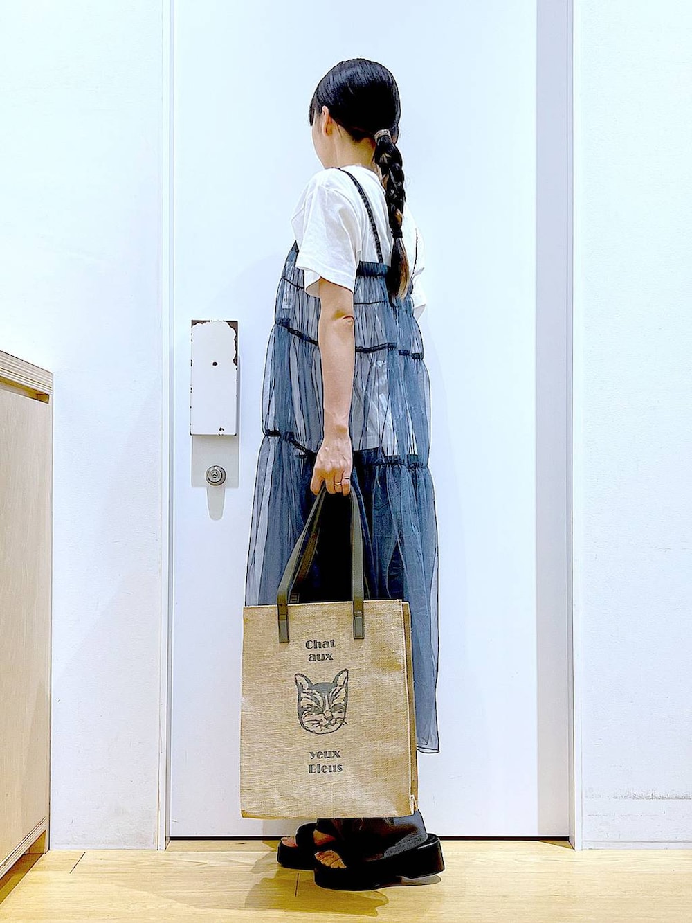 グレー系のその他パンツ、グレー系のトートバッグ、ブラック系のサンダルを着用したレディースの夏コーディネートの3枚目の写真