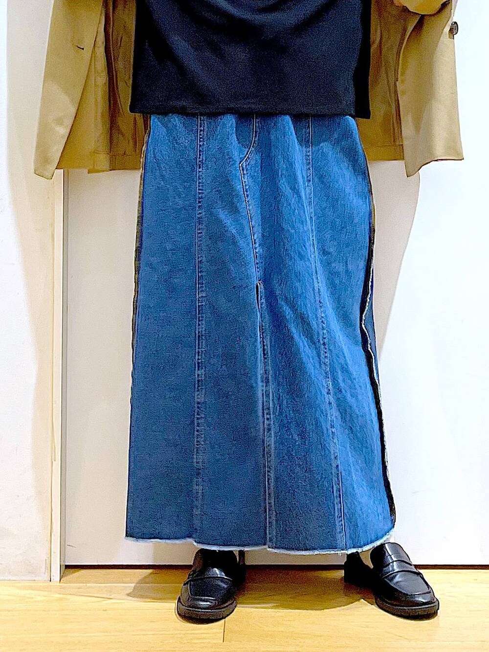 ブラック系のショルダーバッグ、ブラック系のローファー、ブラック系のTシャツ/カットソーを着用したレディースの秋コーディネートの8枚目の写真