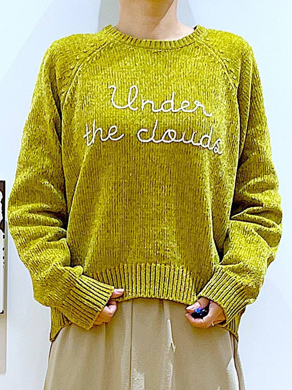 ブラック系のブーツ、その他のトートバッグ、グレー系のスカートを着用したレディースの冬コーディネートの7枚目の写真