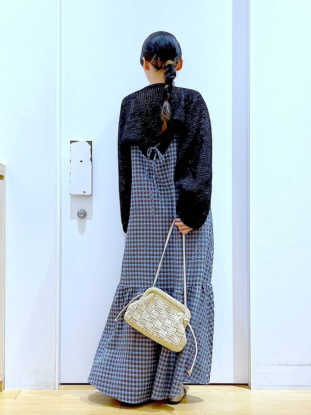 ブルー系のワンピース、ブラック系のカーディガン/ボレロ、その他のパンプスを着用したレディースの春コーディネートの5枚目の写真