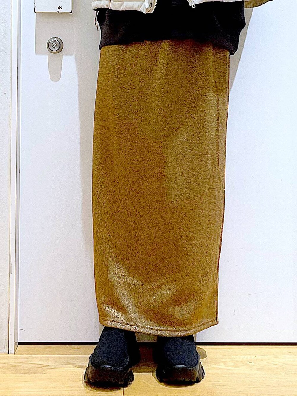 ベージュ系のブルゾン、ブラウン系のショルダーバッグ、ブラック系のブーツを着用したレディースの冬コーディネートの8枚目の写真