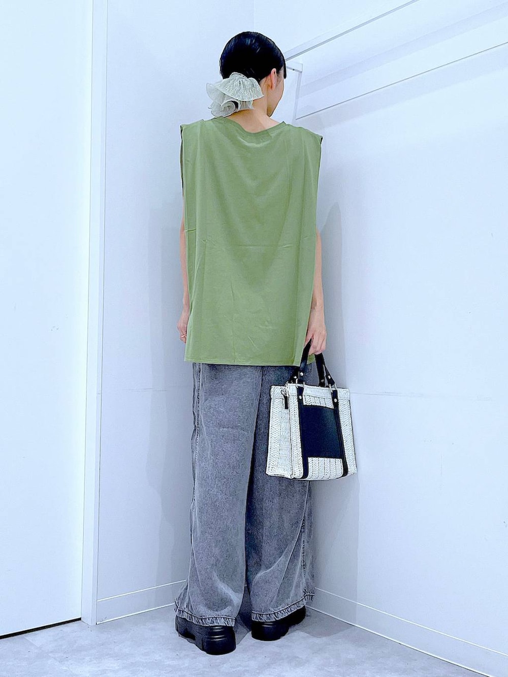 ホワイト系のショルダーバッグ、ブラック系のサンダル、グリーン系のTシャツ/カットソーを着用したレディースの夏コーディネートの5枚目の写真