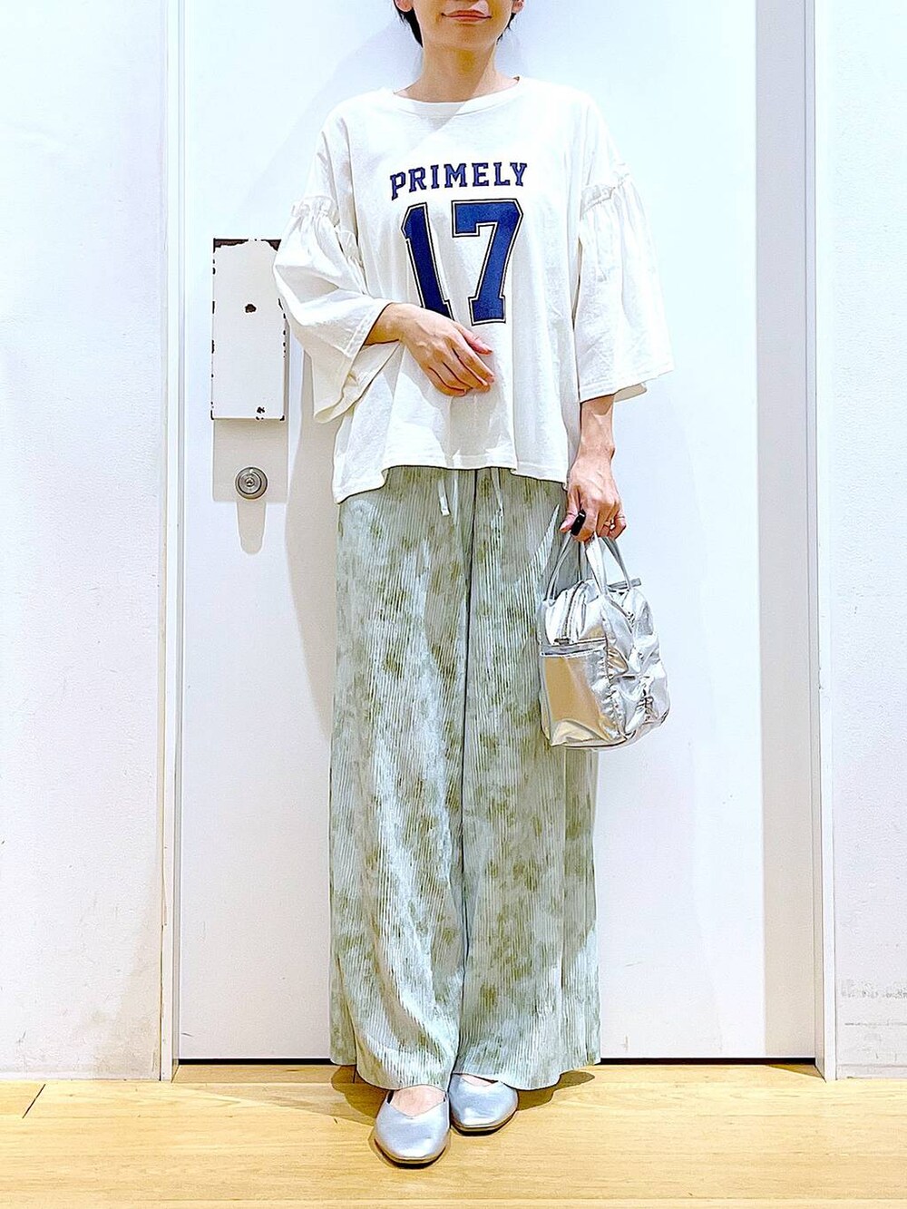 シルバー系のパンプス、その他のショルダーバッグ、グリーン系のその他パンツを着用したレディースの春コーディネートの6枚目の写真