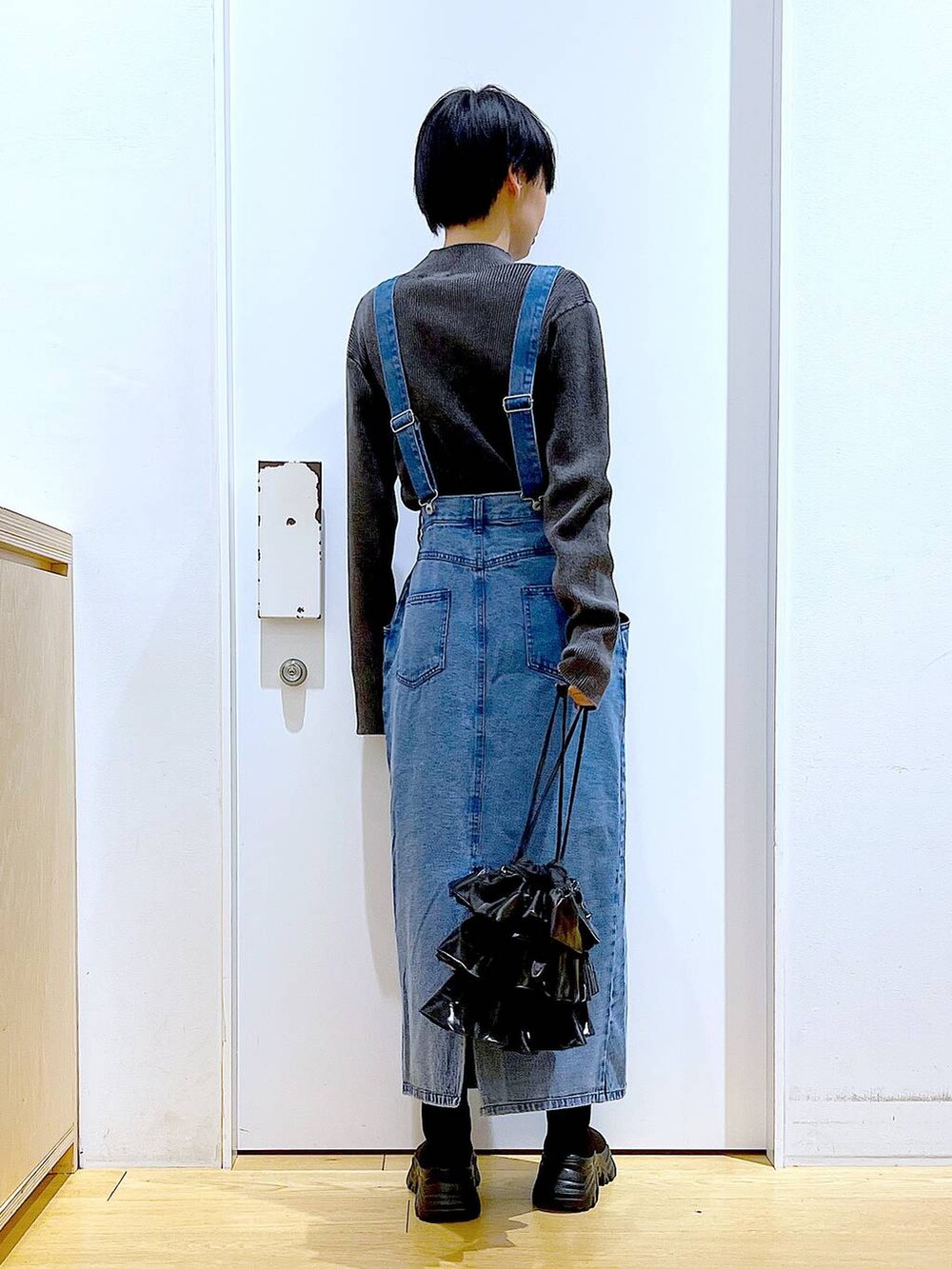 ブラック系のブーツ、ブラック系のショルダーバッグ、ブラック系のニット/セーターを着用したレディースの春コーディネートの5枚目の写真