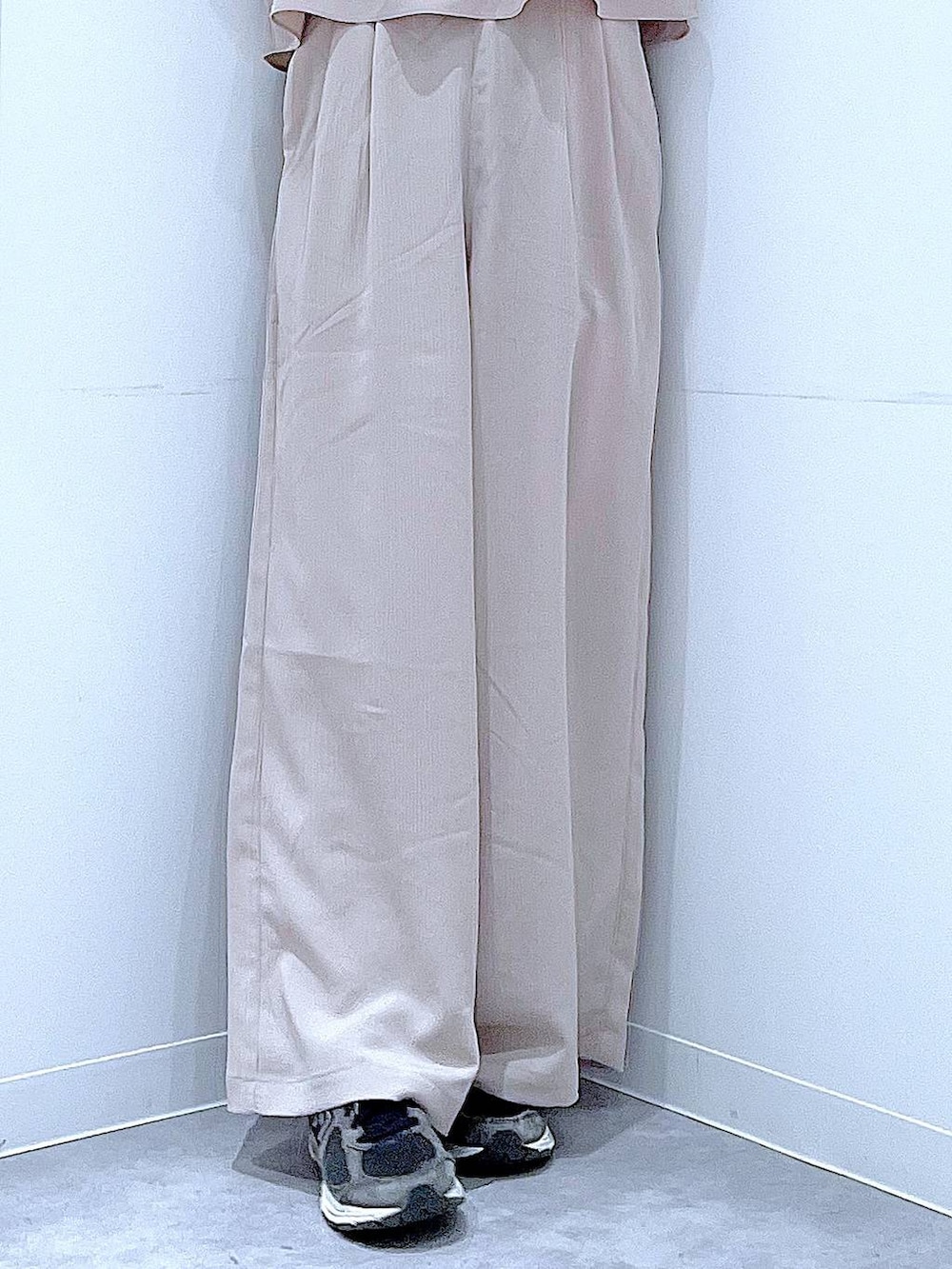 ベージュ系のサロペット/オーバーオール、ブラック系のショルダーバッグ、グレー系のシュシュを着用したレディースの春コーディネートの8枚目の写真