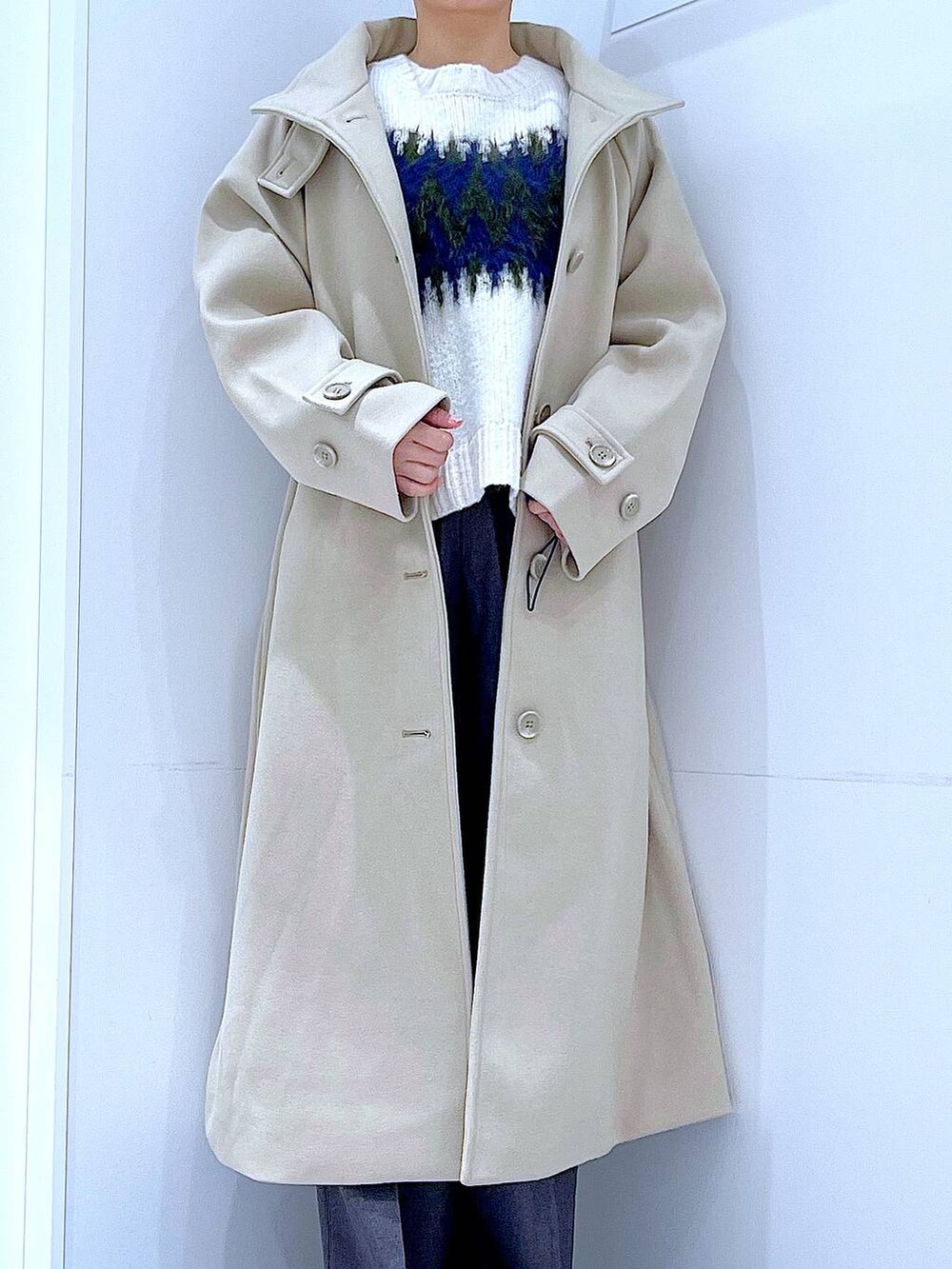 ベージュ系のその他アウター、ブラック系のブーツ、グレー系のスラックスを着用したレディースの冬コーディネートの7枚目の写真