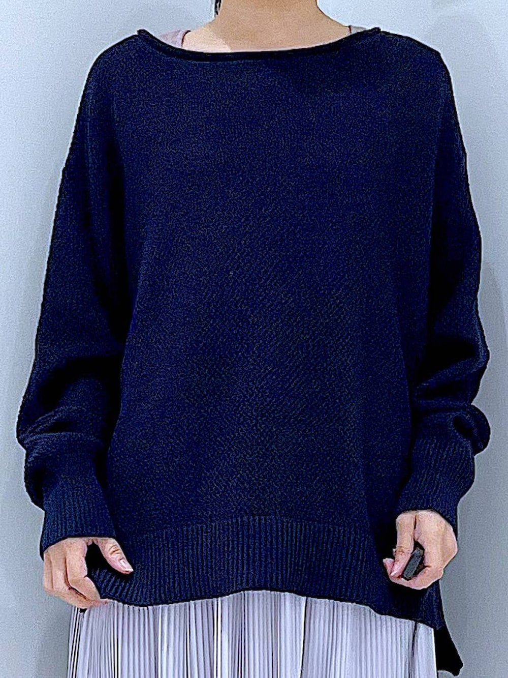 ブルー系のニット/セーター、ブラック系のローファー、ブラック系のショルダーバッグを着用したレディースの春コーディネートの7枚目の写真