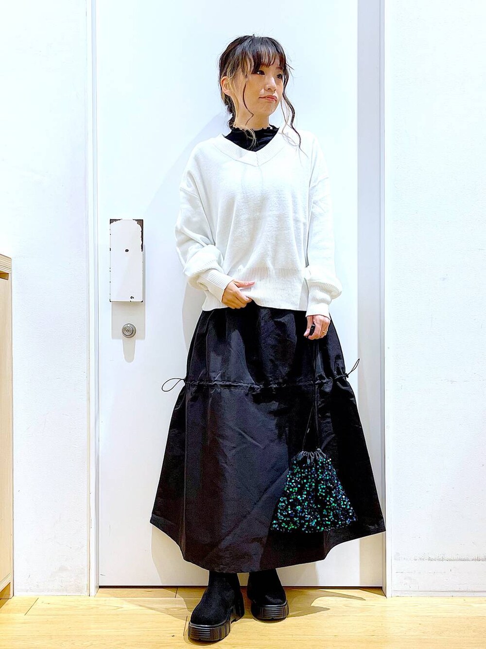 「リラックス、若見え、ゆったり、休日コーデ、骨格ウェーブ、LAKOLE、ニット、冬コーデ、スカート、ベーシック/シンプル、カジュアル、ブーツ、楽ちんコーデ」｜「LAKOLEのメロウタートルインナー / 961223（Tシャツ/カットソー、ブラック系）」を使った、あおき@LAKOLE海老名さん（レディース・156cm）の冬コーディネートの2枚目の写真