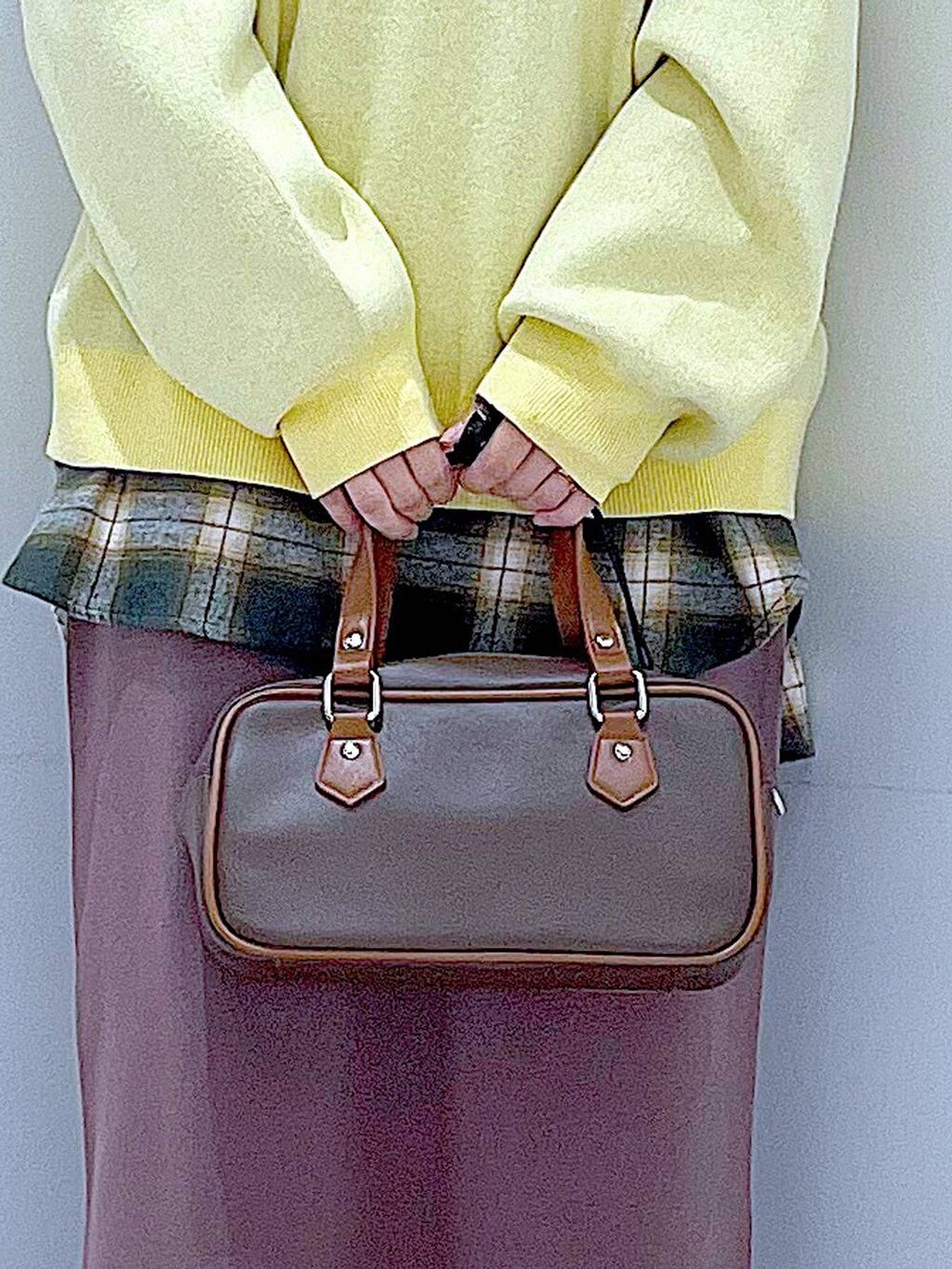 ブラック系のブーツ、グリーン系のシャツ/ブラウス、ブラウン系のショルダーバッグを着用したレディースの冬コーディネートの9枚目の写真