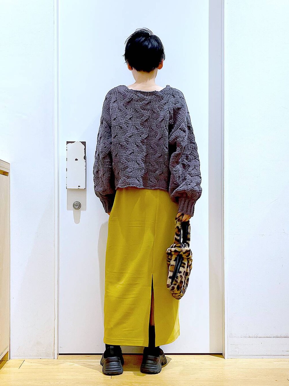 その他のショルダーバッグ、ブラック系のブーツ、グレー系のニット/セーターを着用したレディースの冬コーディネートの5枚目の写真