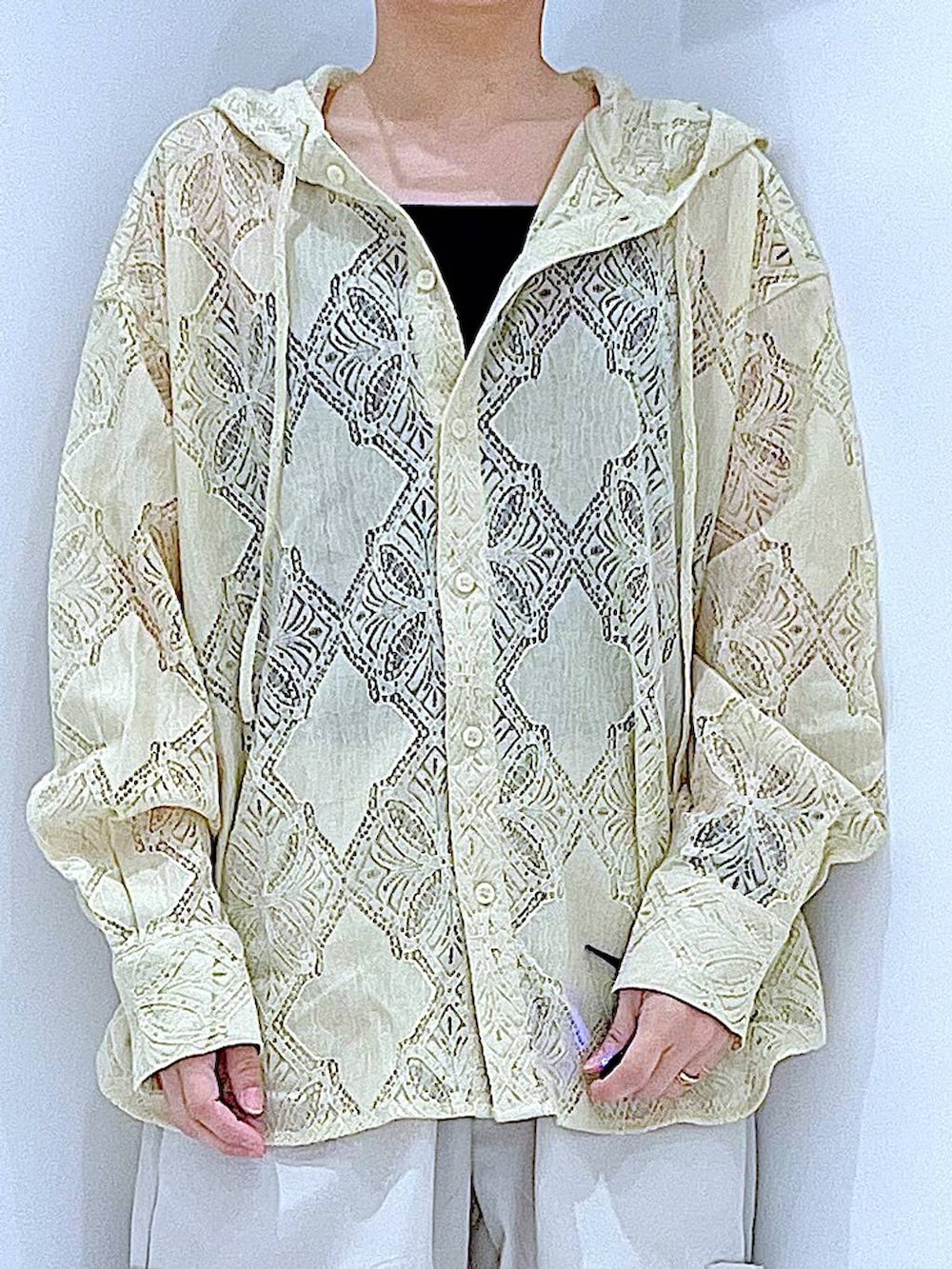 グレー系のショルダーバッグ、ベージュ系のシャツ/ブラウス、ベージュ系のカーゴパンツを着用したレディースの春コーディネートの7枚目の写真