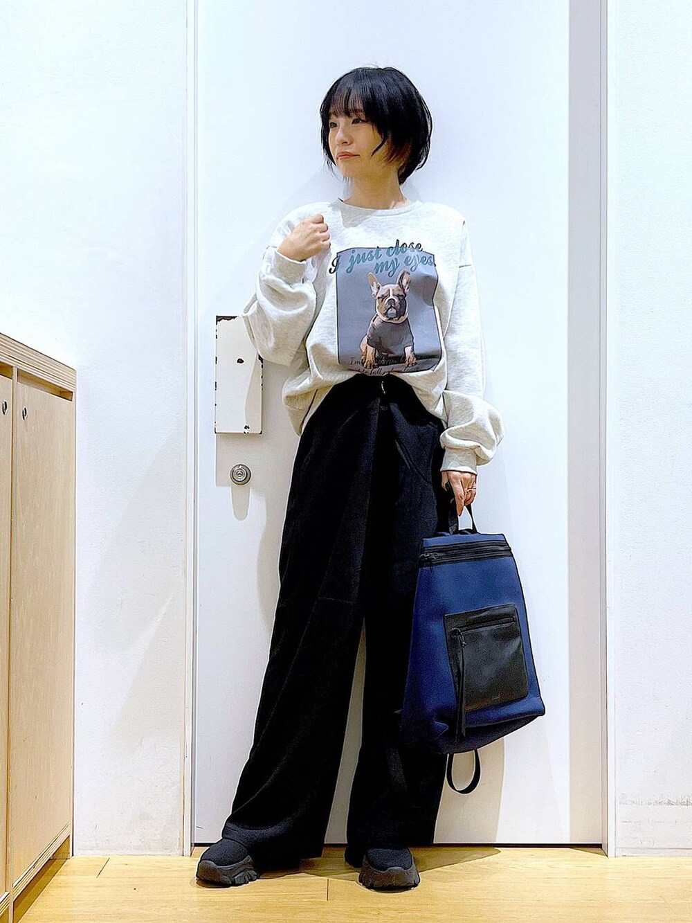 ブルー系のバックパック/リュック、ブラック系のブーツ、ブラック系のその他パンツを着用したレディースの冬コーディネートの2枚目の写真