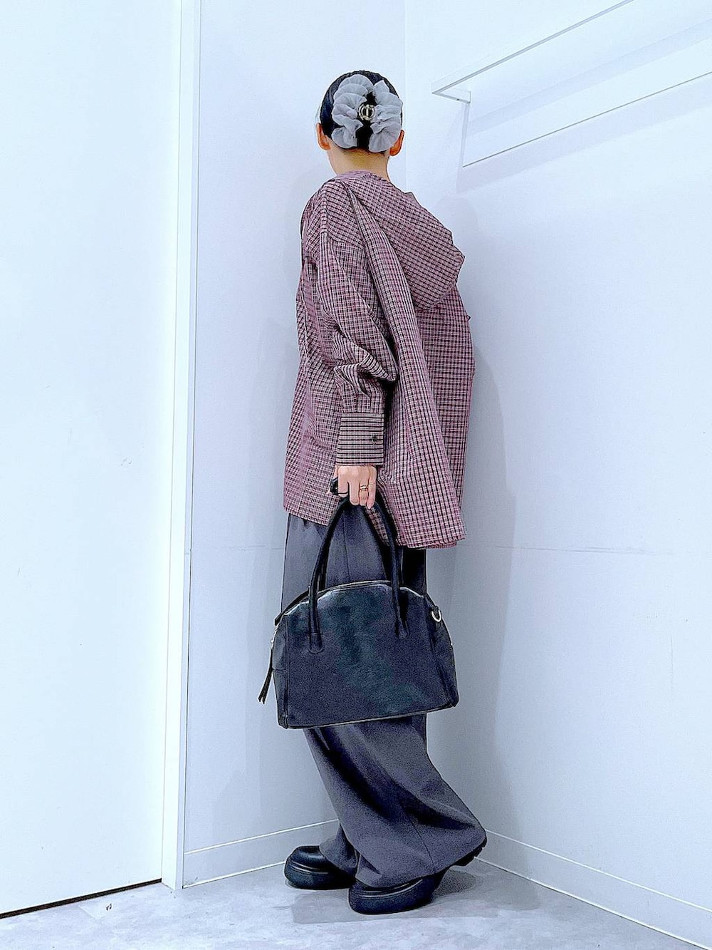 グレー系のスラックス、レッド系のシャツ/ブラウス、ブラック系のその他シューズを着用したレディースの秋コーディネートの3枚目の写真
