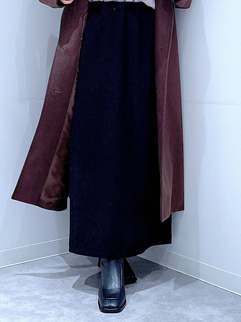 ブラウン系のその他アウター、ブラウン系のショルダーバッグ、ブラック系のスカートを着用したレディースの冬コーディネートの8枚目の写真