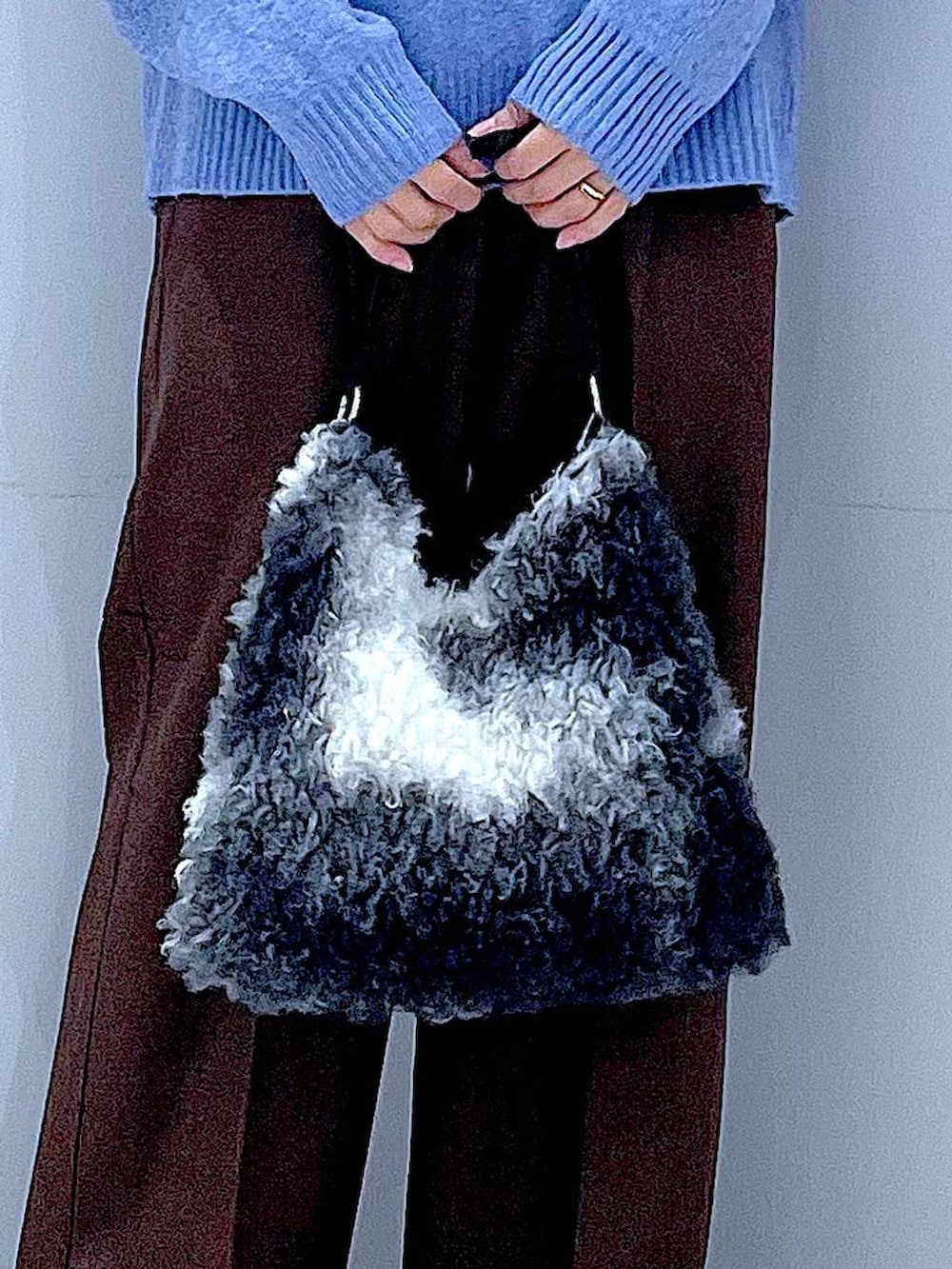 ブラック系のブーツ、ブラウン系のスラックス、ブラック系のショルダーバッグを着用したレディースの冬コーディネートの9枚目の写真