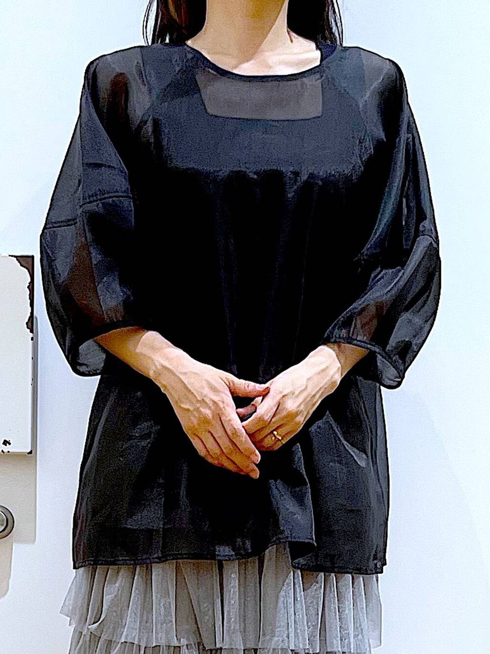 ホワイト系のサンダル、ブラック系のニット/セーター、ホワイト系のショルダーバッグを着用したレディースの夏コーディネートの7枚目の写真