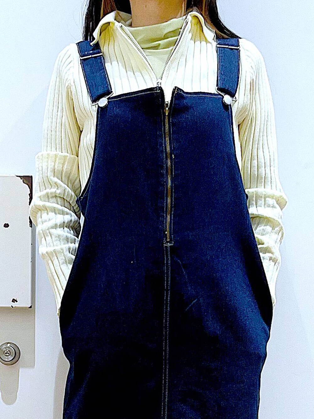 ブルー系のジャンパースカート、ベージュ系のカーディガン/ボレロ、グリーン系のその他トップスを着用したレディースの春コーディネートの7枚目の写真