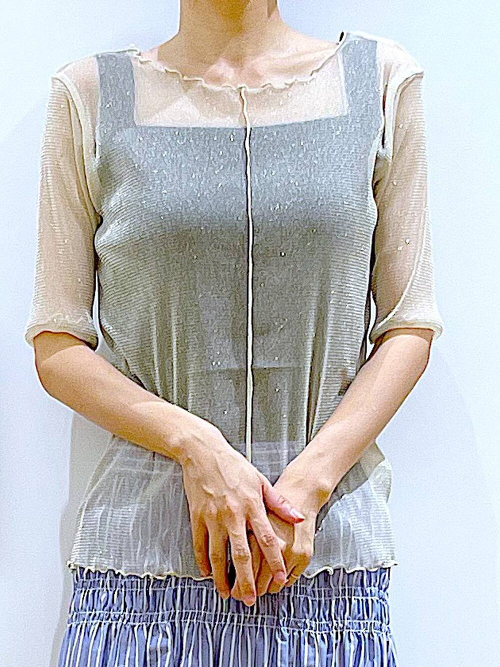 ホワイト系のサンダル、ホワイト系のTシャツ/カットソー、ブラック系のTシャツ/カットソーを着用したレディースの夏コーディネートの7枚目の写真