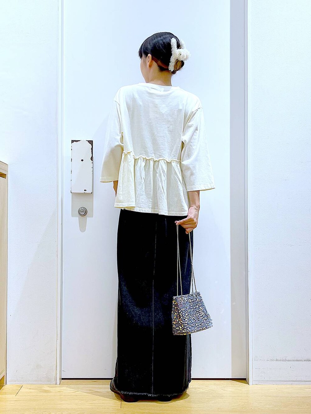 グレー系のショルダーバッグ、ブラック系のローファー、ベージュ系のTシャツ/カットソーを着用したレディースの秋コーディネートの5枚目の写真