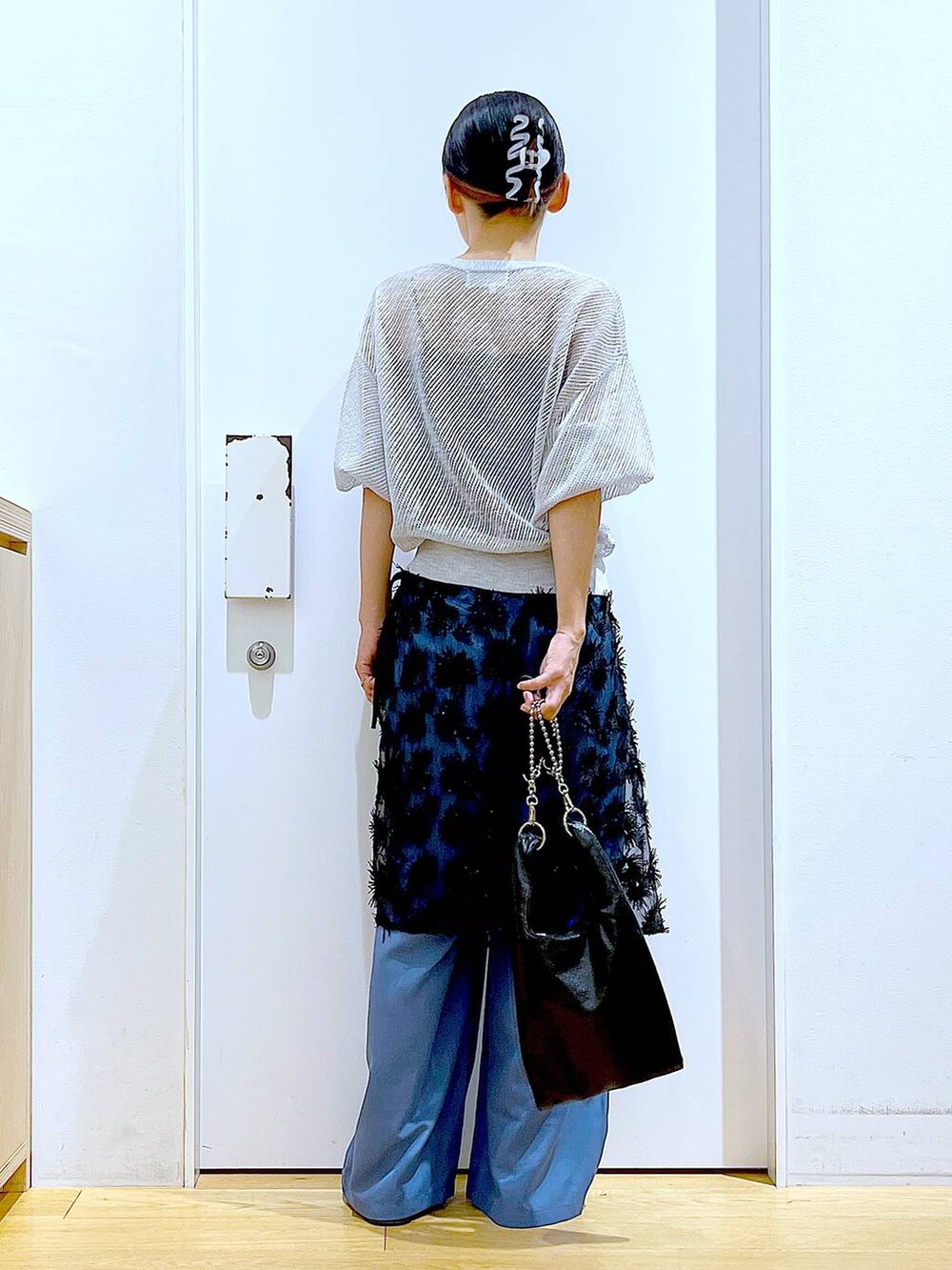 ブラック系のショルダーバッグ、グレー系のカーディガン/ボレロ、ブルー系のその他パンツを着用したレディースの夏コーディネートの5枚目の写真