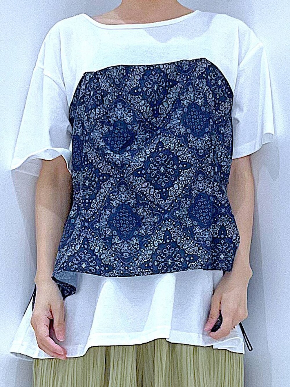 ベージュ系のショルダーバッグ、ブラック系のスニーカー、グリーン系のその他パンツを着用したレディースの春コーディネートの7枚目の写真