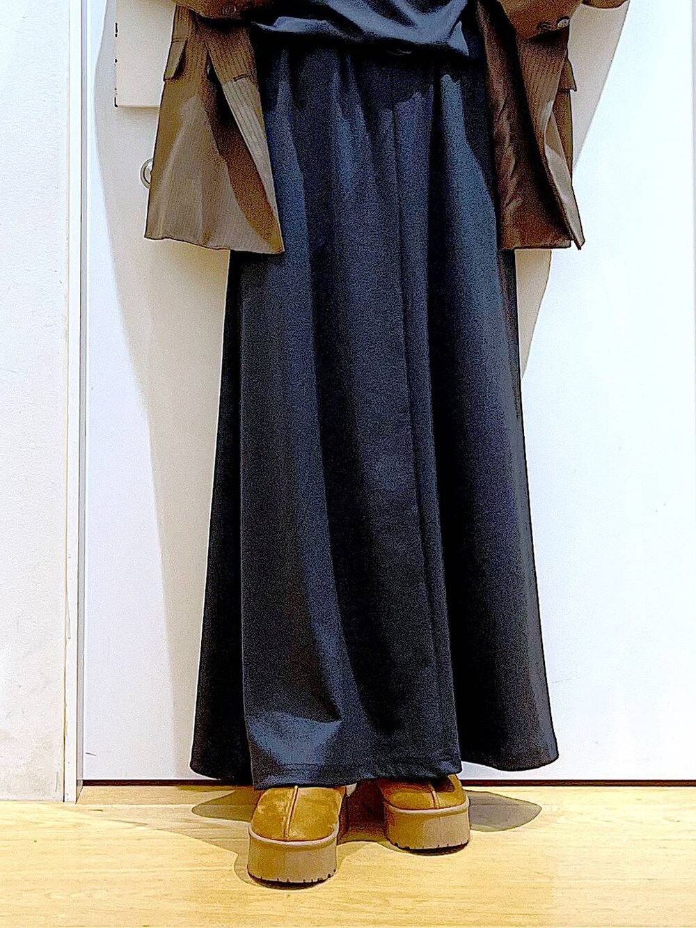 ベージュ系のスリッポン、ブラウン系のハンドバッグ、ブラウン系のテーラードジャケットを着用したレディースの秋コーディネートの8枚目の写真