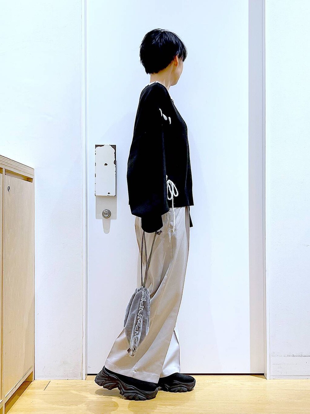 ブラック系のブーツ、グレー系のショルダーバッグ、ブラック系のニット/セーターを着用したレディースの冬コーディネートの4枚目の写真