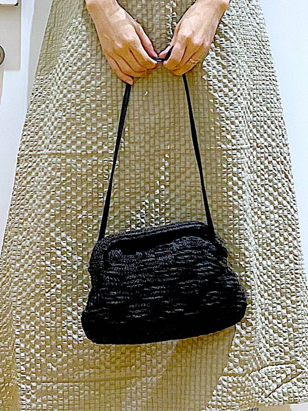 ホワイト系のスニーカー、ブルー系のデニムパンツ、ブラック系のショルダーバッグを着用したレディースの春コーディネートの8枚目の写真