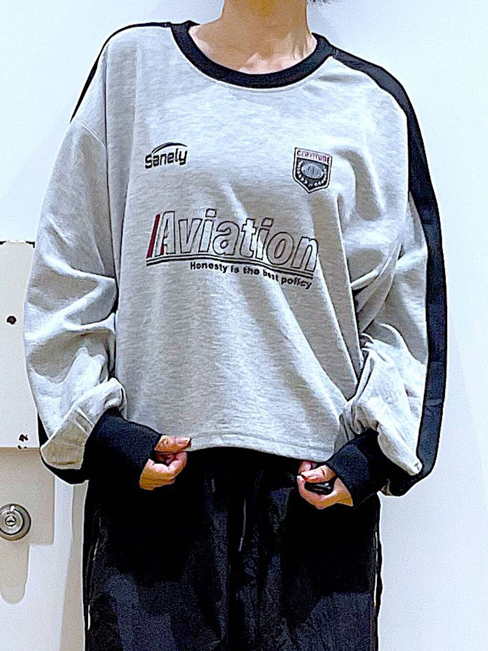 ブラック系のショルダーバッグ、ブラック系のブーツ、グレー系のTシャツ/カットソーを着用したレディースの秋コーディネートの7枚目の写真