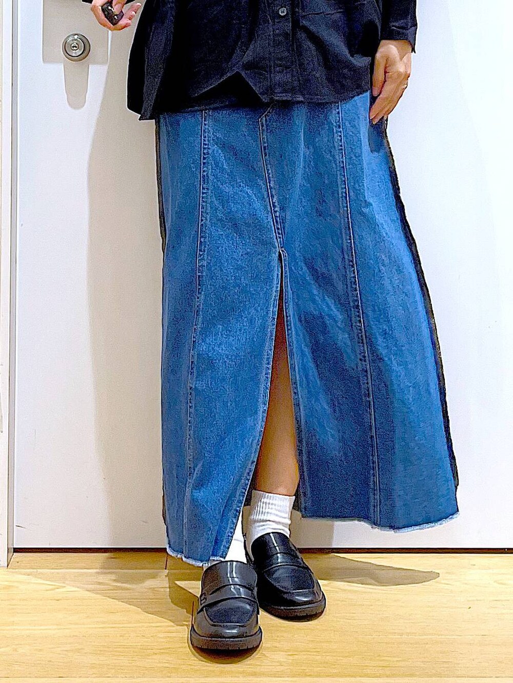 ベージュ系のショルダーバッグ、ブラック系のローファー、ブラック系のシャツ/ブラウスを着用したレディースの秋コーディネートの8枚目の写真