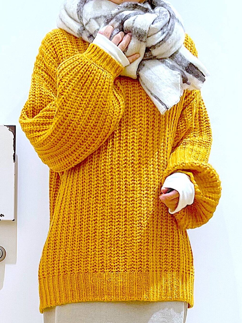 グレー系のスカート、ベージュ系のブーツ、ベージュ系のショルダーバッグを着用したレディースの冬コーディネートの7枚目の写真