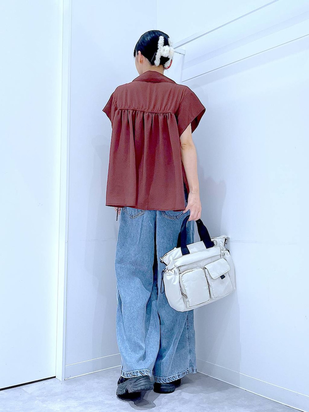 ホワイト系のトートバッグ、ブルー系のデニムパンツ、ブラウン系のシャツ/ブラウスを着用したレディースの夏コーディネートの5枚目の写真